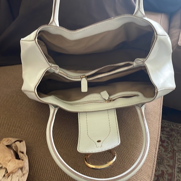 A like new Tod’s shoulder bag. 3 generous areas inside - Picture 4 of 5